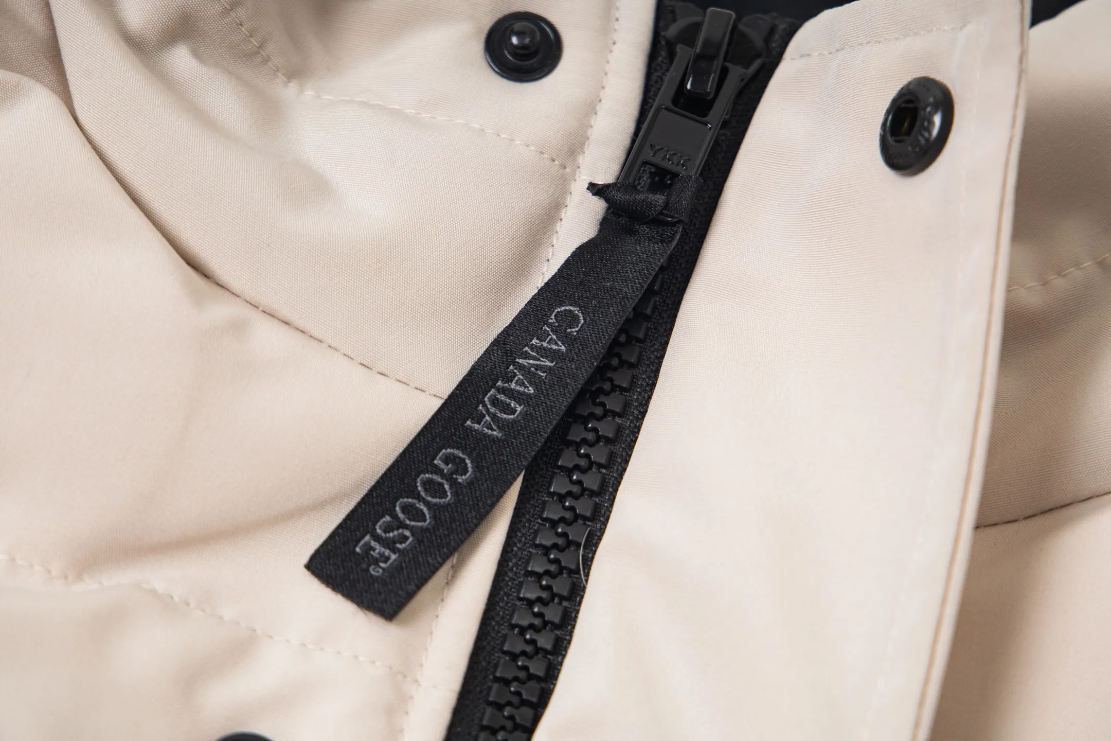 P360 Canada Goose/Canada Goose Black Label #Freestyle Crew 4151mb men's and women's vest down ➖ Imported Behringer embroidery machine customized 10,000-needle embroidery label! ➖ Imported 21-count polyester-cotton blended original fabric, using Feather-Light 10D waterproof coating fabric, made of 84.5% polyester fiber and 15.5% cotton, 100% the best feel in the entire network! ➖ The genuine official website uses the national standard 80 white duck down, and will never be misled by false claims such as 90 down or goose down! ➖ 100% nylon nylon lining with double double-layer sealing design to prevent velvet from running away. Top-grade polar fleece is used in the collar and pockets to keep warm and comfortable! ➖ Yoshida YKK provides original custom-made electroplated sliders. YKK two-way lockable zippers are tight and smooth and will not peel off paint! ➖ 3M composite original Velcro is durable, and all accessories and hardware are disassembled and customized! ⛔No slander, no exaggeration, no need for too much copywriting, because it is focused, it is professional!  SIZE: XS S M L XL XXL